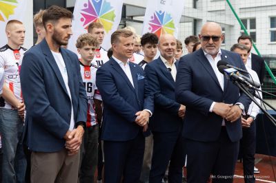 Zdjęcie z konferencji prasowej zapowiadającej Puchar Świata w siatkówce plażowej w Rzeszowie. Fot. Grzegorz Bukała UMRz